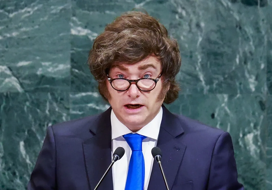 Milei declarando tras su triunfo en las elecciones de medio término