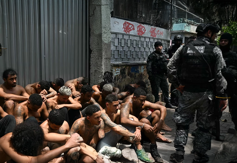 grupo de detenidos por las fuerzas policiales
