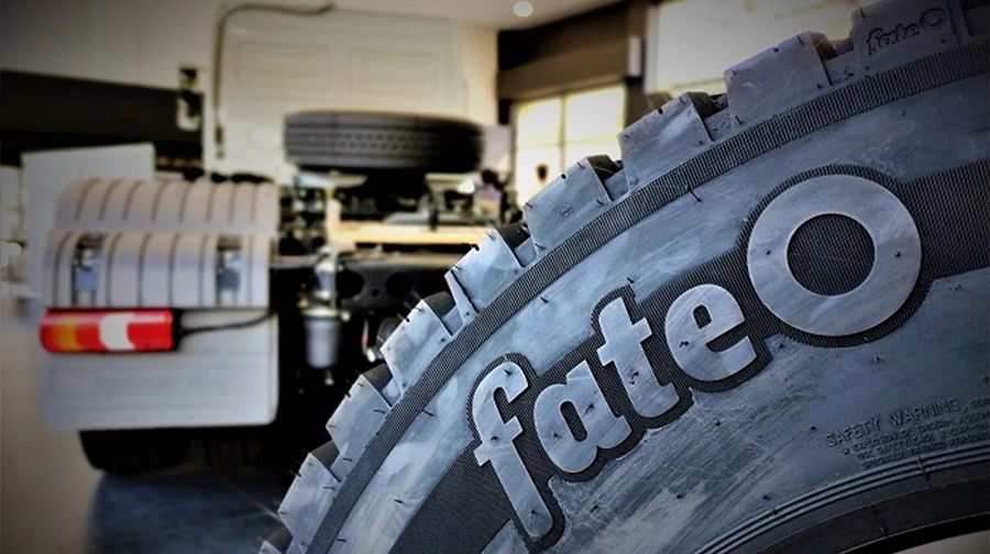 Primer plano de un neumático Fate