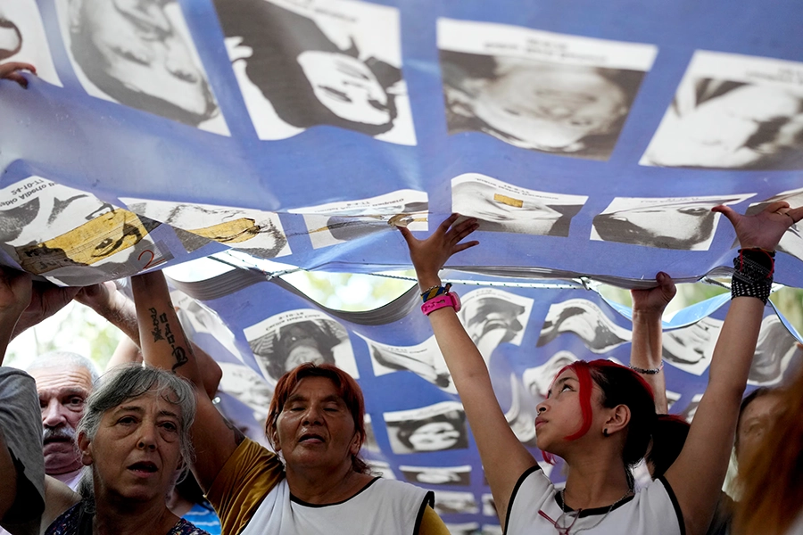 manifestantes sosteniendo bandera de desaparecidos