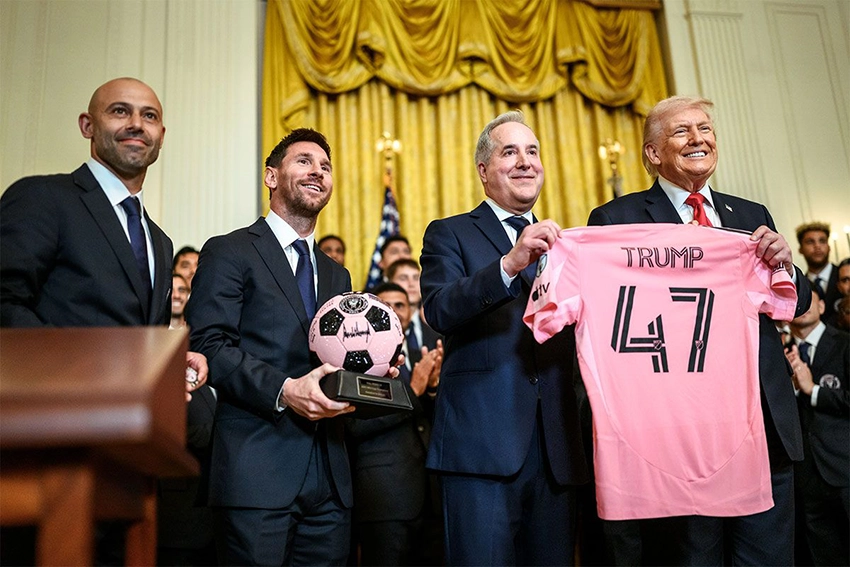 Donald Trump mostrando la camiseta del Inter Miami con su nombre