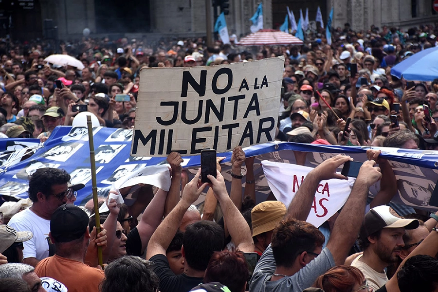 Pancarta con la leyenda "no a la junta mileitar"