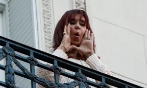 Cristina Kirchner en el balcón de San José 1111