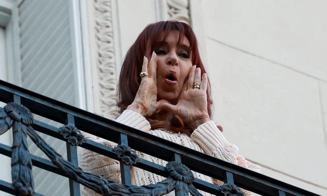 Cristina Kirchner en el balcón de San José 1111