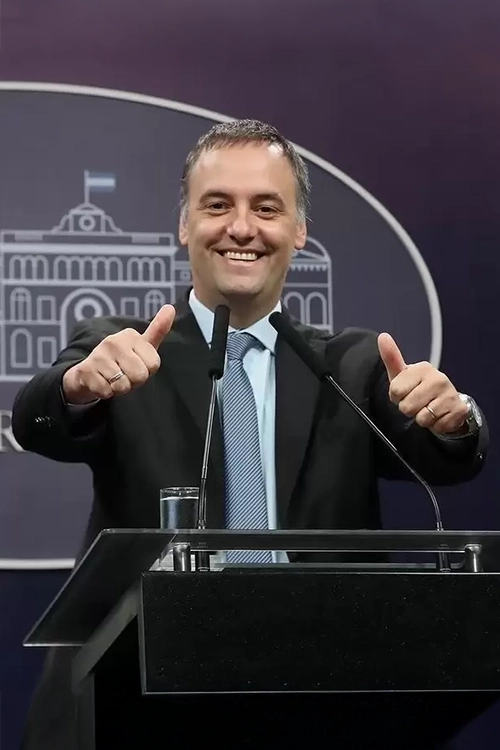 Adorni sonriendo