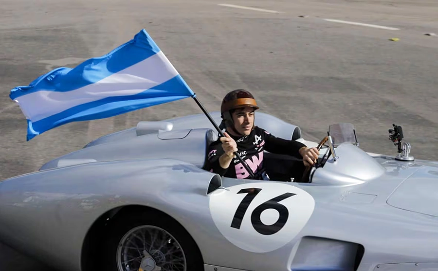 Colapinto en el auto de Fangio